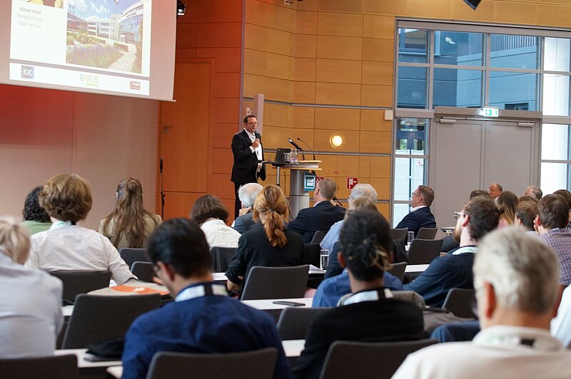 Konferenz mit Blick aufs Podium und einen Sprecher